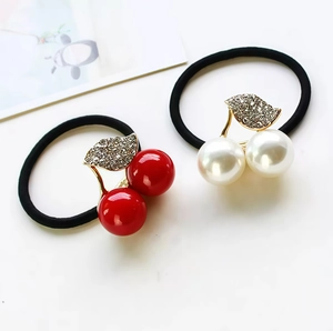 Élastiques à cheveux cerise avec strass et perles nacrées sur bande noire souple
