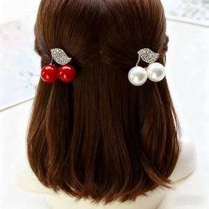 Barrettes cerises élégantes avec strass brillants et perles sur cheveux bruns