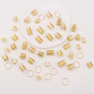 Lot de 50 anneaux de cheveux dorés et manchettes pour tresses avec spirales et pendentifs fleurs