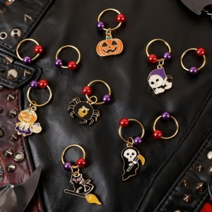10er-Set Halloween Haarschmuck mit Kürbis und Geist Anhängern auf schwarzem Lederhintergrund