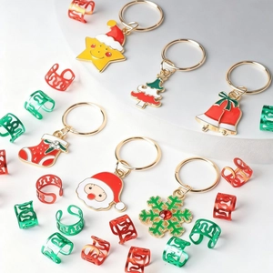 Parure d'accessoires de cheveux de Noël avec breloques et anneaux sur socle blanc