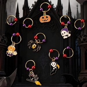 10er Set Halloween Anhänger Ringe mit Kürbis, Geist und Totenkopf vor Gothic-Hintergrund