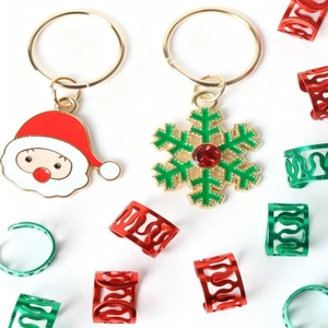 Accessoires de tresse de Noël avec breloques Père Noël et flocon de neige sur fond blanc