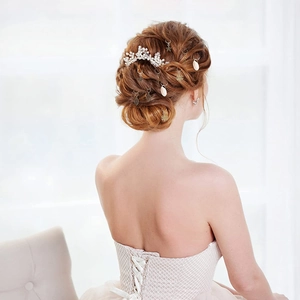 Detail view of 140pcs gold hair rings with pearl headpiece and metal charms for braids