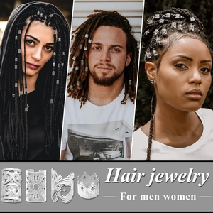 Détail de bijoux de cheveux argentés avec anneaux spirales et breloques pour tresses