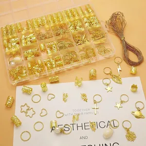 Ensemble de 260 bijoux de cheveux dorés avec divers pendentifs dans une boîte de rangement