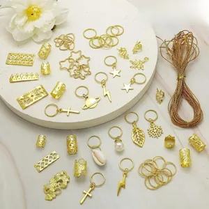 Détail de 260 bijoux de tresse dorés incluant des étoiles des perles et des anneaux