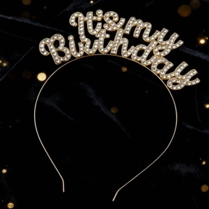 Makroaufnahme von Strass-Buchstaben It's my Birthday auf einem goldenen Haarreif
