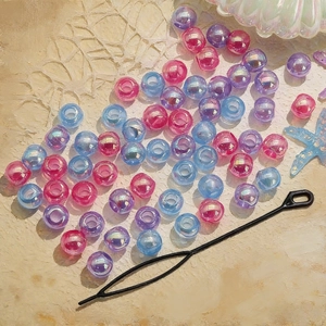 Kit de 60 perles de cheveux irisées colorées avec outil d'enfilage pour tresses DIY