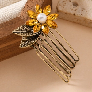 Detailansicht Vintage Haarkamm in Gold mit bernsteinfarbenen Kristallen und Perlenblüte