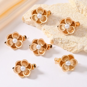 Lot de six barrettes florales dorées vintage avec perles et pinces bec de canard chic