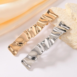 Barrettes élégantes en métal doré et argenté avec une surface ondulée irrégulière