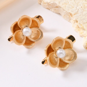 Détails des barrettes à fleurs dorées vintage avec incrustation de perles