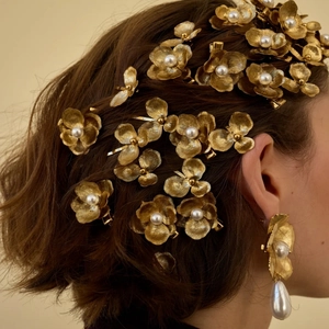 Pince à cheveux fleur dorée vintage et boucles d'oreilles perles pour femme élégante
