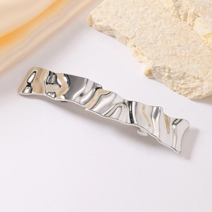 Barrette à cheveux élégante en métal argenté à ondulations avec texture de métal liquide