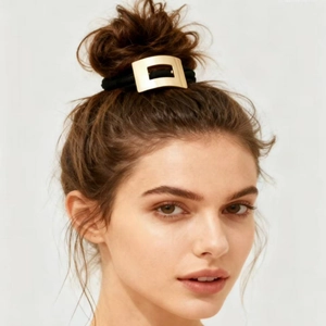 Élastique à cheveux avec boucle rectangulaire dorée sur un chignon de couleur marron
