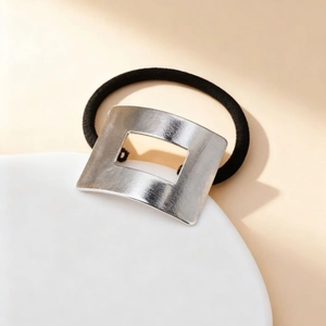 Élastique à cheveux minimaliste avec un accessoire rectangulaire creux en métal argenté mat