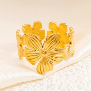 Bague florale minimaliste en acier inoxydable plaqué or 18k avec pétales texturés