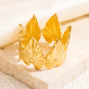 Bague minimaliste en acier inoxydable doré 18K avec feuilles de ginkgo sur marbre