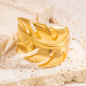 Bague minimaliste en acier inoxydable plaqué or 18K avec design de feuille de monstera