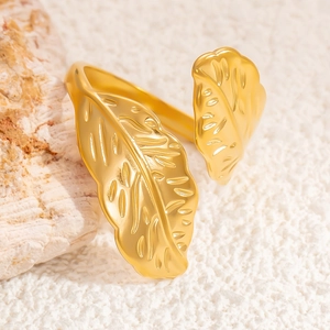 Bague ouverte luxueuse en acier inoxydable plaqué or 18k avec un design de feuille naturel