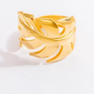 Détail macro d'une bague feuille de monstera plaqué or 18k avec finition poli miroir