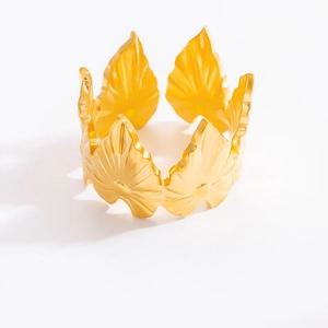 Détail macro du motif de feuille en acier inoxydable doré avec finition 18 carats
