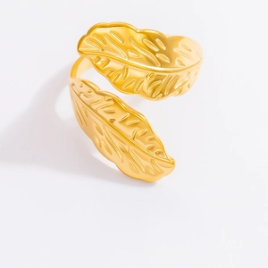 Bague en acier inoxydable plaqué or 18 carats avec design plume et feuilles épuré