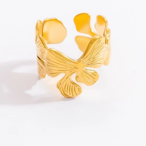 Vue détaillée d'une bague papillon dorée symétrique avec finition miroir polie