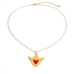 Dettaglio della collana in acciaio inossidabile 18K con ali a cuore e smalto rosso