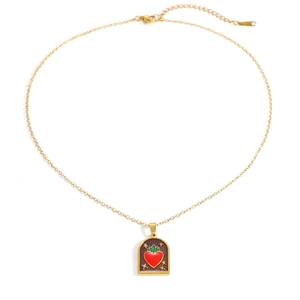 Dettaglio collana placcata oro 18K con pendente ad arco e cuore in smalto rosso vivo