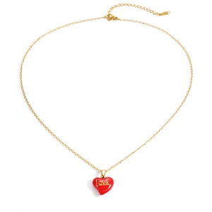 Dettaglio della catena in acciaio dorato con pendente a cuore in smalto rosso Love