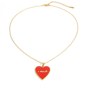 Dettaglio del ciondolo a cuore rosso con scritta AMOUR su collana in acciaio dorato 18K