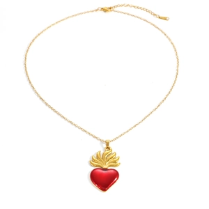 Dettaglio della collana placcata oro 18K con ciondolo a cuore in smalto rosso e fiamme