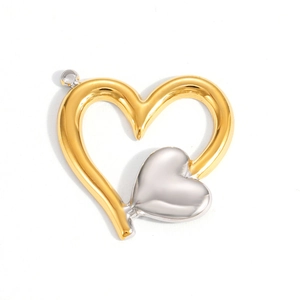 Dettaglio di un ciondolo a cuore minimalista in oro e argento con design metallico a strati