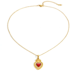 Dettaglio della collana placcata oro con ciondolo a cuore rosso e cristalli scintillanti