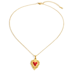 Dettaglio della collana a cuore in oro con smalto rosso e decorazioni in rilievo