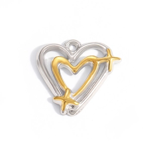 Dettaglio di un ciondolo a cuore a doppio strato in argento e oro con piccole stelle