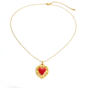 Dettaglio del ciondolo a cuore placcato oro 18K con smalto rosso e motivi in filigrana