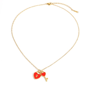Dettaglio della collana in acciaio dorato con ciondoli a forma di cuore e chiave