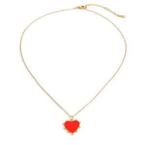 Dettaglio del ciondolo a cuore rosso smaltato su collana in acciaio placcato oro 18K