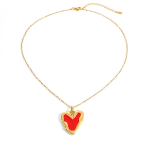Dettaglio della collana in acciaio dorato con ciondolo a cuore rosso smaltato
