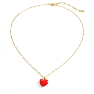 Dettaglio della collana placcata in oro 18K con ciondolo a cuore rosso e chiusura a moschettone