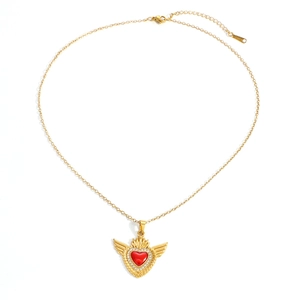 Dettaglio del ciondolo a cuore alato con pietra rossa su catena in acciaio inossidabile 18K