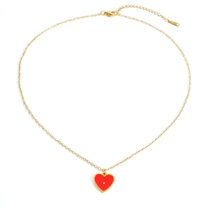 Dettaglio della collana in acciaio inossidabile placcata oro 18K con ciondolo a cuore rosso