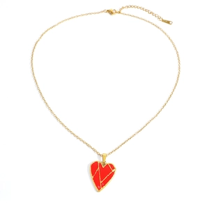 Dettaglio del ciondolo a cuore placcato oro 18K con smalto rosso e chiusura in acciaio