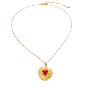 Dettaglio della collana placcata oro 18 carati con pendente a cuore rosso a raggiera