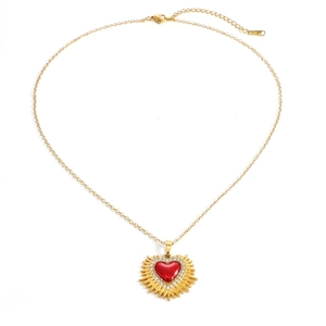Dettaglio pendente cuore con smalto rosso, cristalli e incisione del marchio S.STEEL