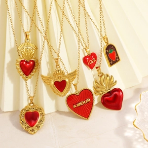 Collana in acciaio inossidabile placcato oro 18K con ciondoli a cuore in smalto rosso