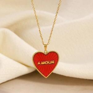 Elegante collana in acciaio inossidabile placcato oro 18K con cuore AMOUR rosso